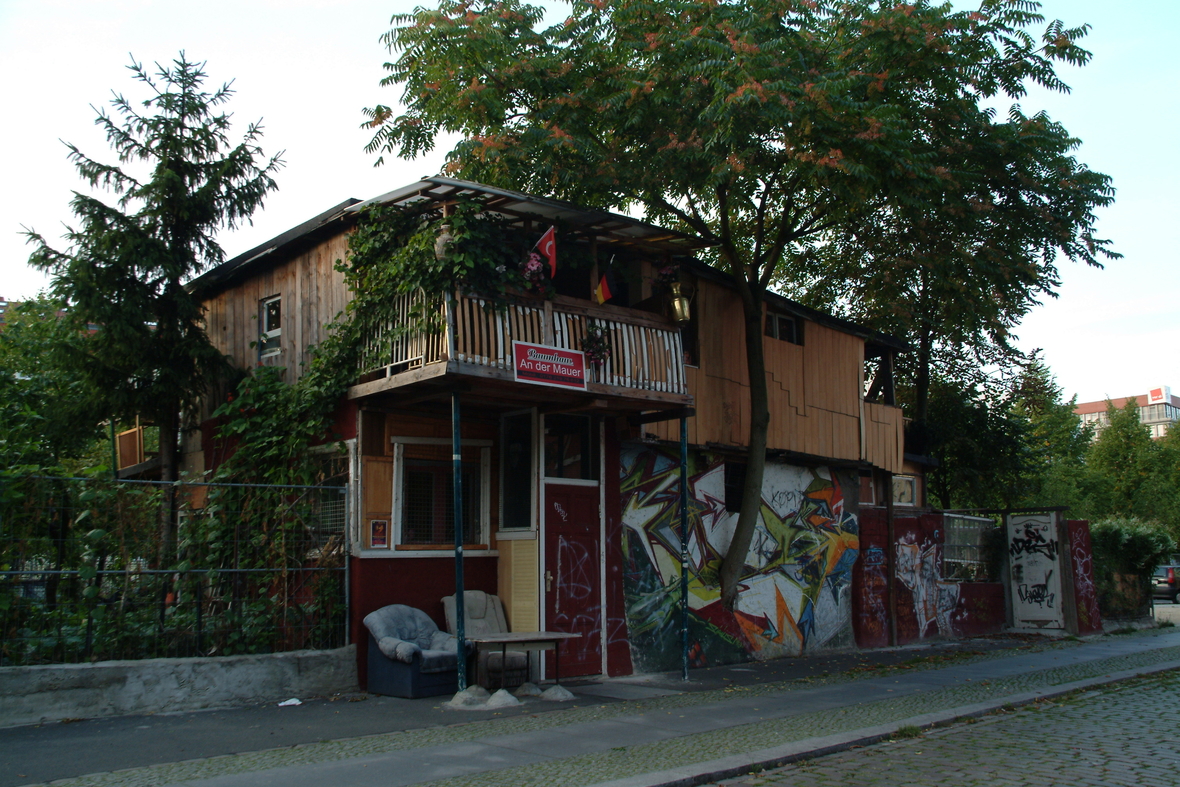Das „Baumhaus“ an der Mauer